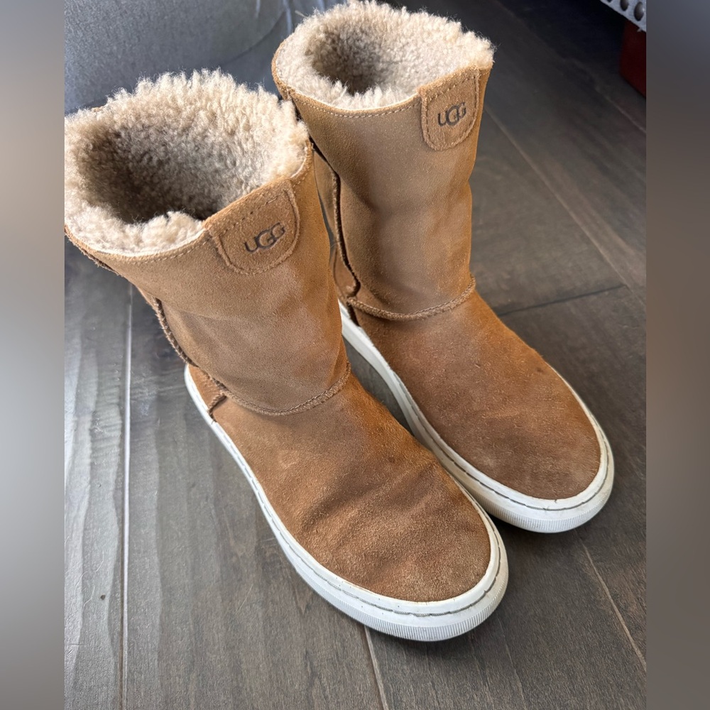 UGG Women's Alameda Cuffable Trainer Boot Size 6